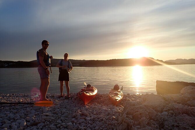 Lumbarda-Sunset Kayaking Experience with picnic: Wine and Sweets - An In-Depth Look at the Experience