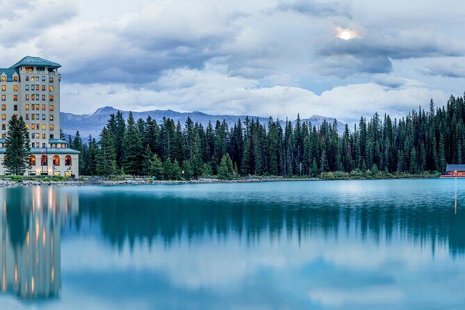 Luxury Private Tour of Lake Louise, Moraine, Peyto & Banff - Bow Lake and Peyto Lake: Scenic Highlights