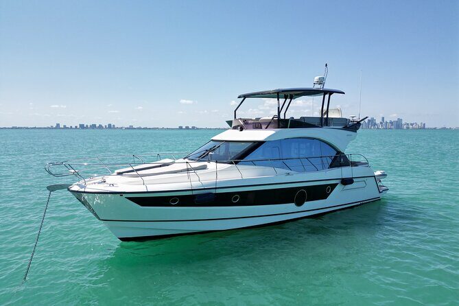 Luxury Yacht Rental in Miami Beneteau 52 for 6 People - Key Points