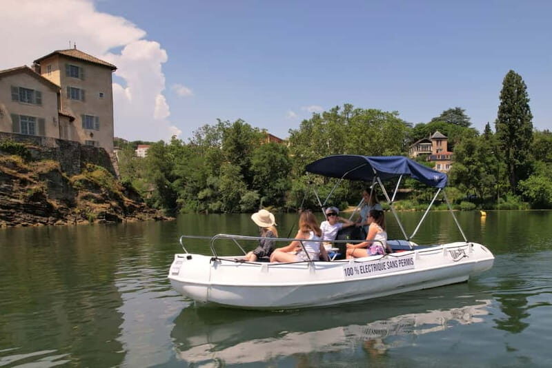 Lyon: from Confluence to Barbe Island by free license boat - Value and Practicality