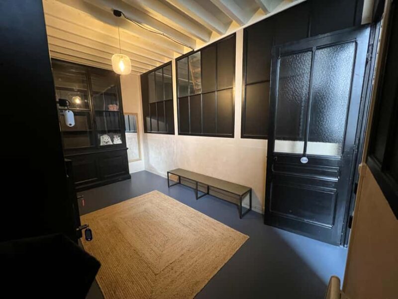 Lyon: Introduction to Pole Dancing in a Group - What to Expect from the Introduction to Pole Dancing Class in Lyon