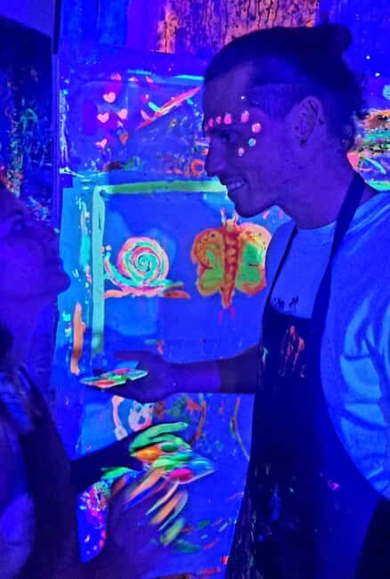 Lyon : Neon painting in an artist's studio - gallery - Introduction