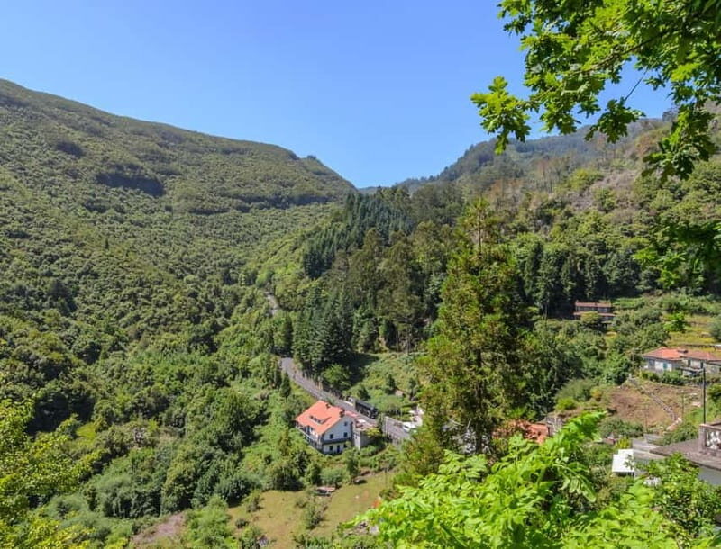 MADEIRA TOUR- SANTANA EAST TOUR STRAW THATCHED ROOFED HOUSES - Key Points