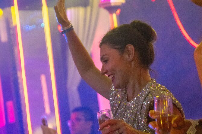 Madness tour bar crawl Playa del carmen open bar - The Itinerary: What to Expect