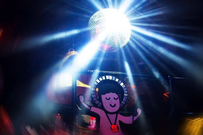 Madness tour bar crawl Playa del carmen open bar - Authenticity and Atmosphere