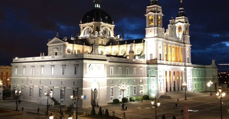 Madrid: Enchanted Evening Walking Tour in Spanish - Key Points