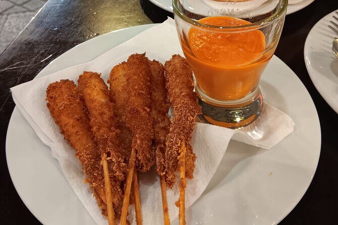Madrid Food Tour: Tapas, Drinks and Delights with a Local - The Atmosphere and Group Dynamic