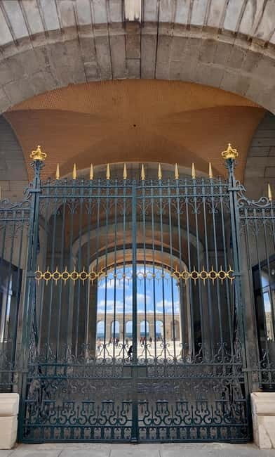 Madrid: Guided tour of the Royal Palace in French - Key Points