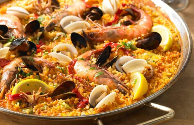 Madrid: Paella and Sangria Workshop in the City Center - The Guides and Atmosphere