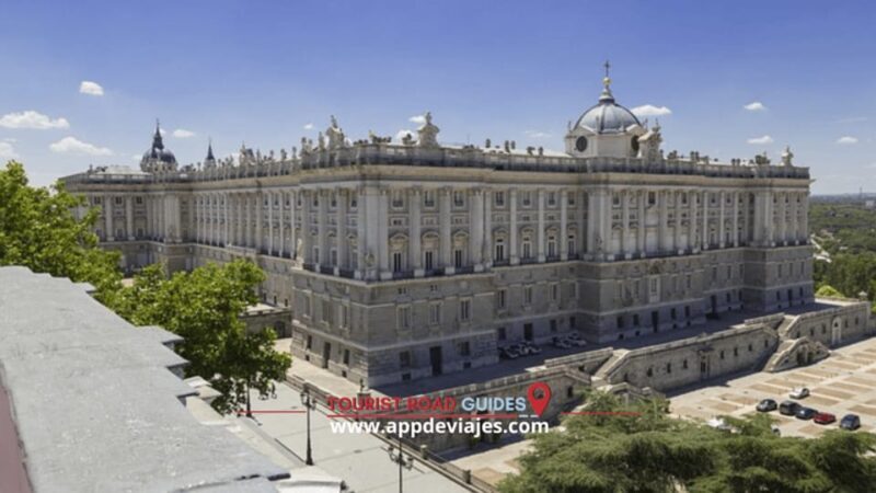 Madrid: Private Walking Tour 4 hours with Royal Palace - Puerta del Sol: Madrid’s Pulse