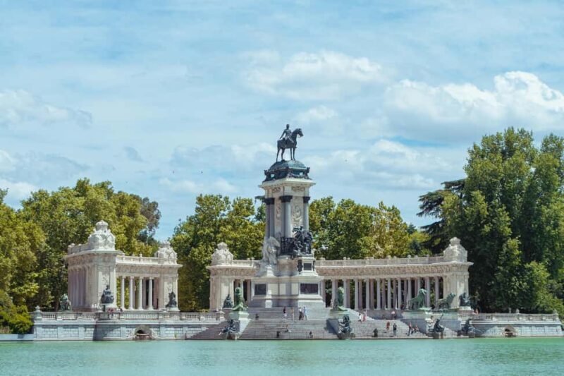 Madrid: Retiro Park Guided Walking Tour with Gourmet Tapas - Analyzing the Experience: Is It Worth the Price?