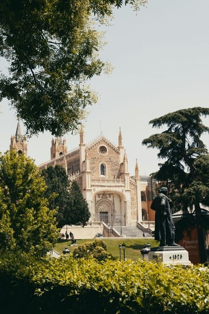 Madrid Retro Tour 120 min, old town, modern Madrid + surprise destination - FAQ