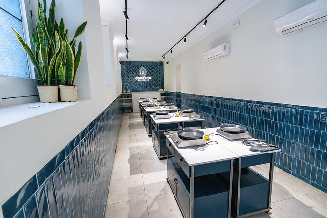 Madrid Spanish Omelet Cooking Class and Bottomless Wine brunch - Key Points