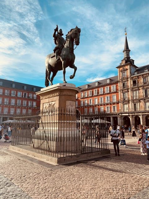 Madrid: Welcome to Madrid Guided Walking Tour in English - The Experience: What Travelers Can Expect