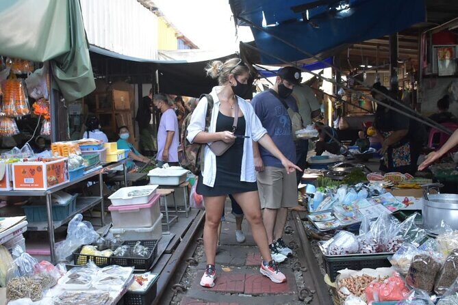 Maeklong Railway and Floating Markets with Great Pagoda Temple - FAQ