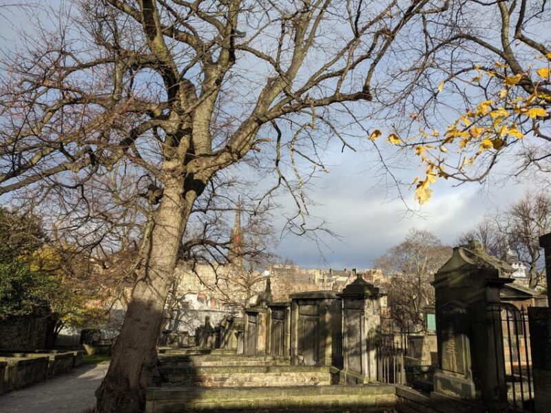 Magic and Legends in Edinburgh: walking tour in French - Key Points