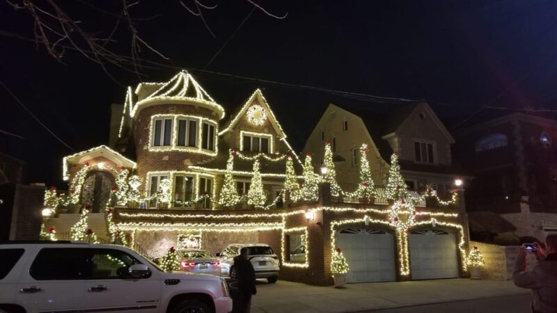 Magnificent Christmas Lights Tour of Dyker Heights Brooklyn - Key Points