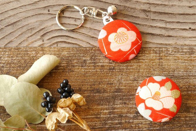 Make unique items with Kimono fabric Kimono fabric badge + Kimono fabric keyring - Authentic Kimono Fabric Crafting in Miyagi: A Hands-On Cultural Experience