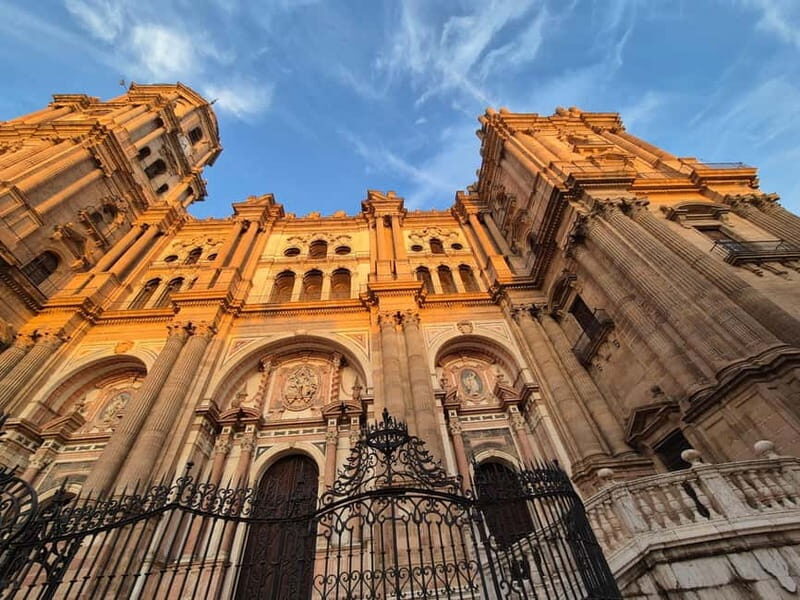 Málaga: Highlights Walking Tour with Drinks and Tapas - Authenticity and Value