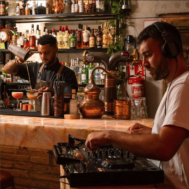 Málaga: Top - Cocktail guided tour - What to Expect from the Málaga Cocktail Tour