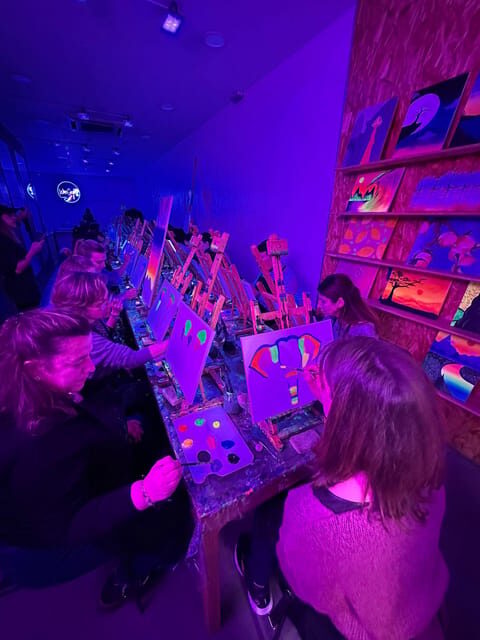 Málaga: Wine Gogh Glow Academy Paint and Sip Class - What You Can Expect