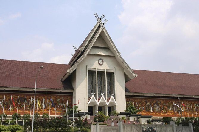 Malaysia National Museum with Kuala Lumpur City Famous Landmarks - Malaysia National Museum with Kuala Lumpur City Famous Landmarks: A Balanced Look at a Richly Designed Experience