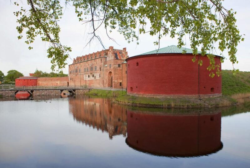 Malmö: Sightseeing and Landmarks tour by bike - Key Points