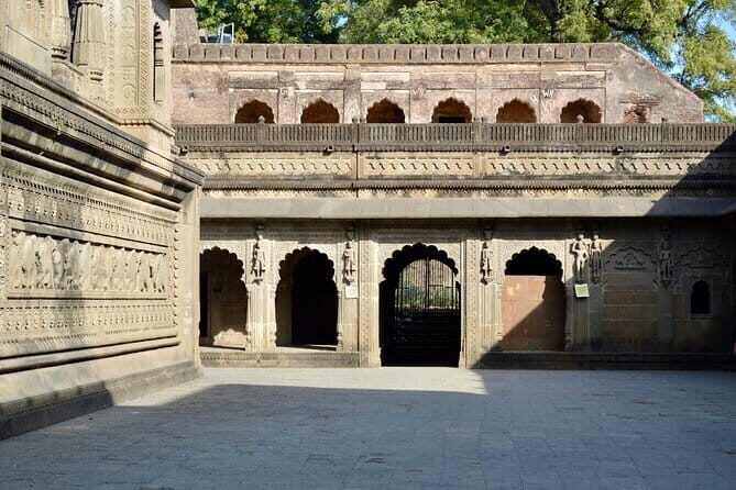 Mandu & Maheshwar Day Tour from Indore with Guide & Entrances - Who Should Consider This Tour?