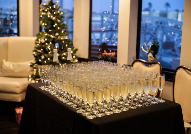 Marina Del Rey: Christmas Day Buffet Brunch or Dinner Cruise - Drinks and Entertainment: Adding to the Festive Mood