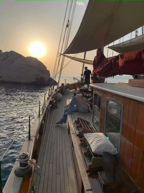 Marseille: Evening sailboat trip to the Calanques du Frioul with buffet and organic wine - Key Points