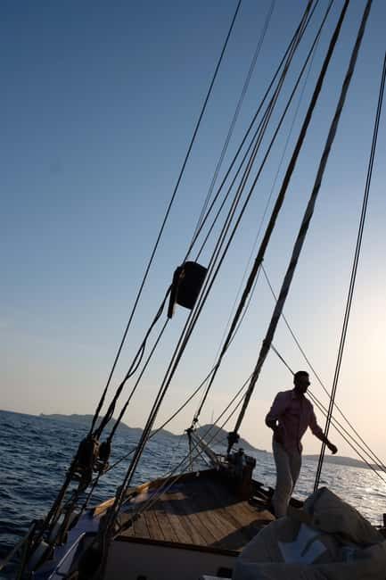 Marseille: sunset on a sailboat, buffet, and Provence wine - FAQ