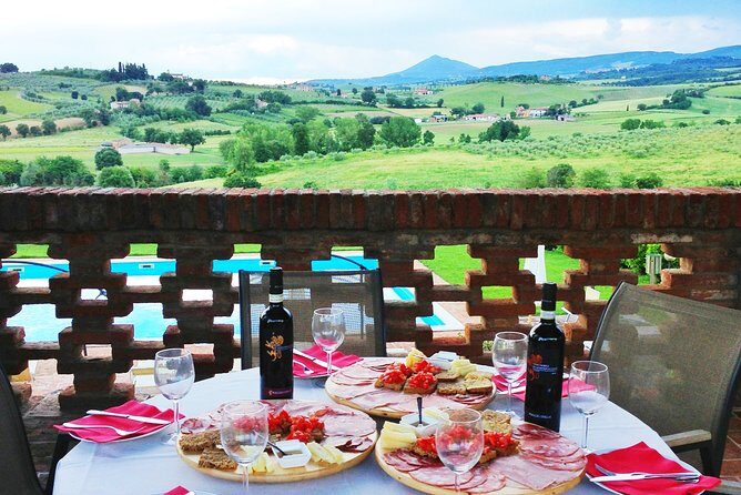 Menu with a View in the enchantment of the Tuscan hills - Key Points