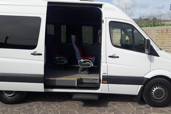 Minivan suitable for transporting disabled people with a wheelchair - Key Points