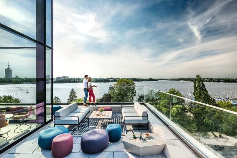 Moin Comedy Club: Rooftop Comedy mit Blick auf die Alster - The Sum Up