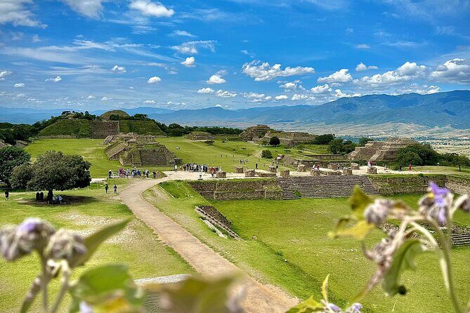 Monte Alban Chesillo and handicrafts alebrijes and black mud - FAQ