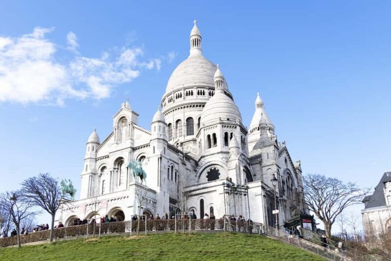 Montmartre: A journey through the art and history of bohemian Paris - Key Points