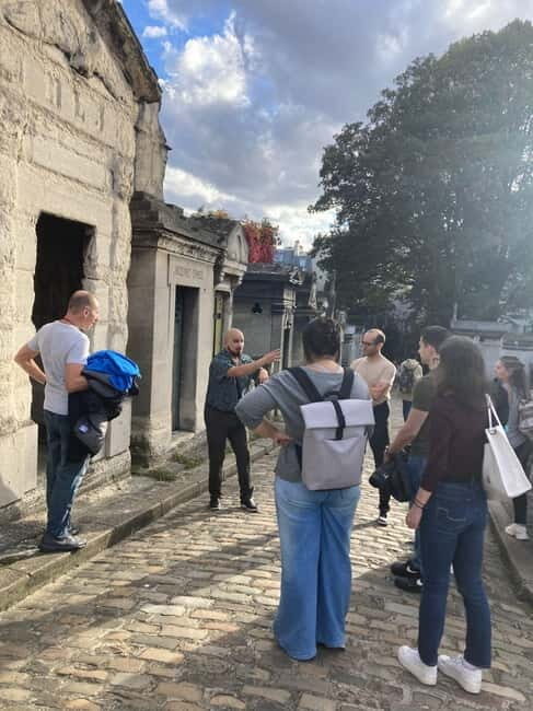 Montmartre for Art Lovers - Walking tour with Expert Guide - The Drawing & Trivia Element