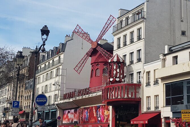 Montmartre Sacré Coeur and Moulin Rouge best shops and cafés - FAQ