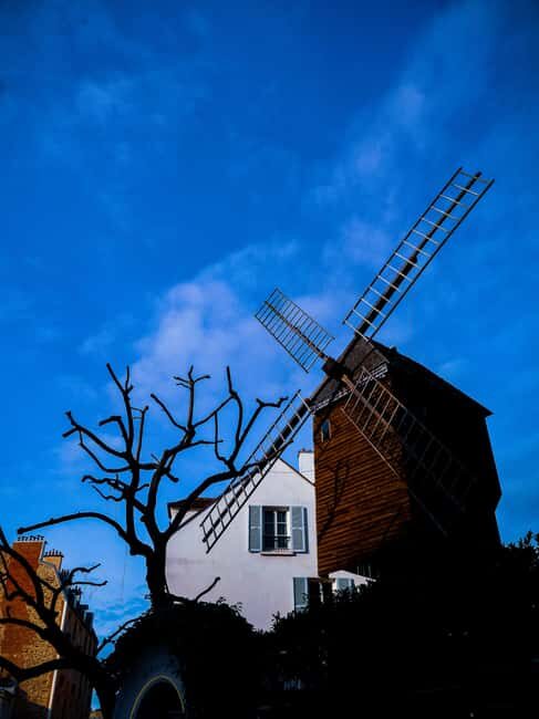 Montmartre: Semi Private Guided Stroll in Bohemian Paris - The Sum Up