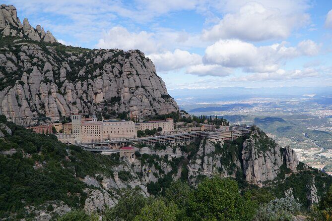 Montserrat Day Trip with Lunch and Wine Tasting from Barcelona - A Journey into Montserrats Magnificence