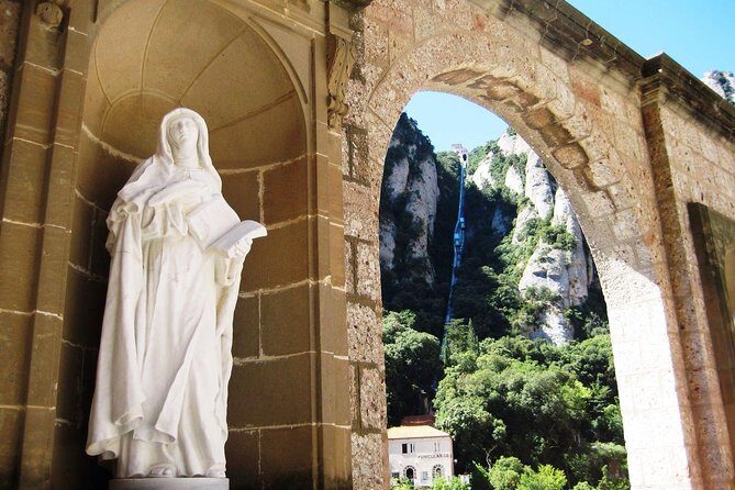 Montserrat Monastery and Sagrada Familia Tour with Liquor Tasting - Starting the Day: Convenient Meeting Point and Early Departure