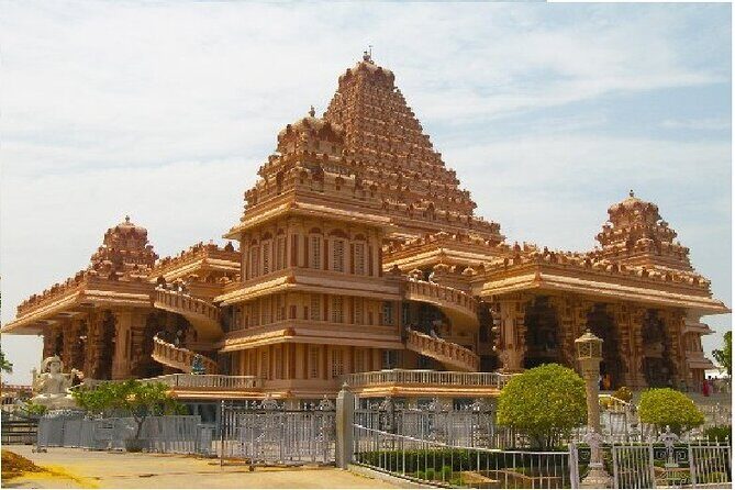 Morning Tour Of Chhatarpur Temples And Qutub Minar In Delhi With Tuk-Tuk Ride - FAQ