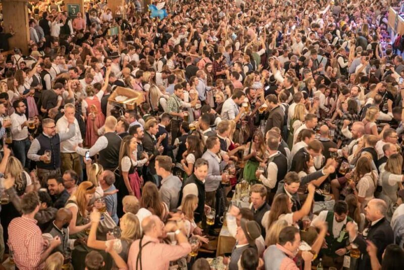 Munich: Löwenbräu Oktoberfest evening with table reservation - Key Points