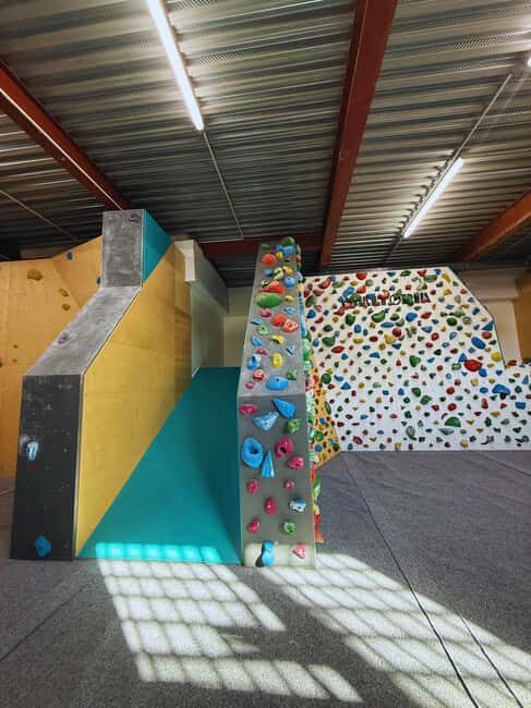 Narbonne: Leisure complex, Climbing wall - Exploring the Climbing Experience in Narbonne