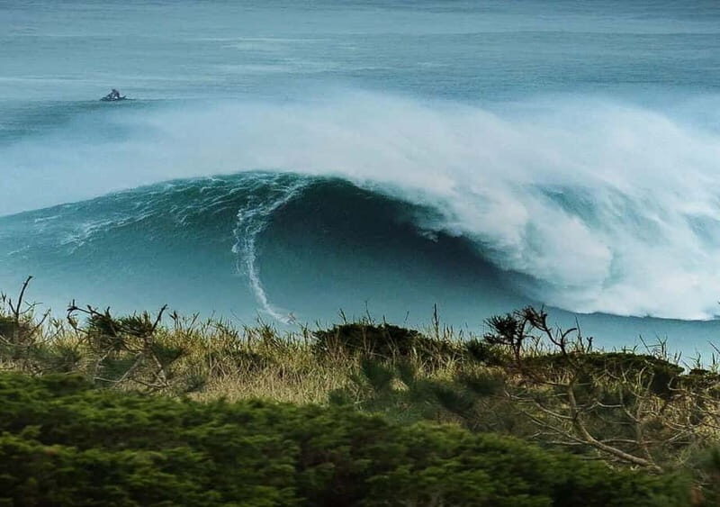 Nazaré: The Giant Waves Surf Experience - An In-Depth Look at the Nazaré Giant Waves Tour