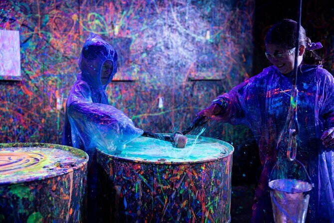 Neon Paint, Backlight-lit, Splatter Room Experience XL - Authentic Feedback from Visitors