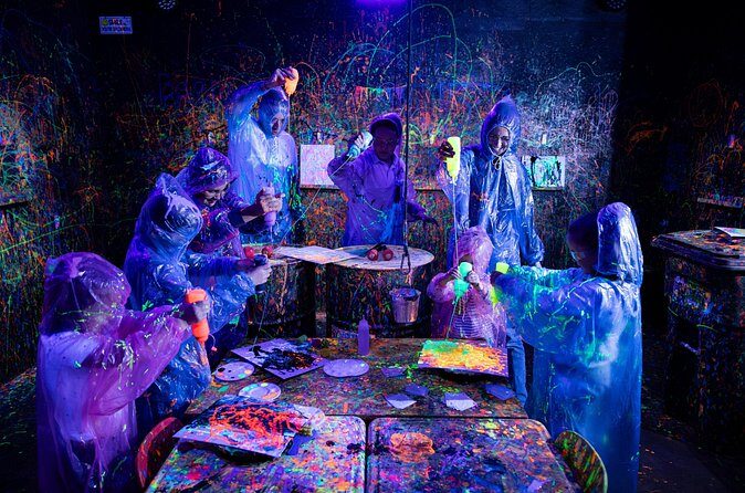 Neon Paint, Backlight-lit, Splatter Room Experience XL - Who Should Consider It?