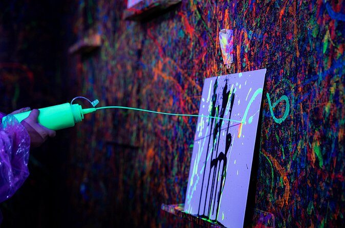 Neon Paint, Backlight-lit, Splatter Room Experience XL - FAQ