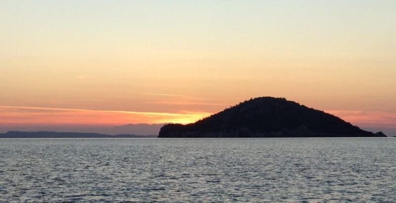Neos Marmaras: Sunset West Sithonia Islets Sailboat Tour - Heading to Kelyfos Island