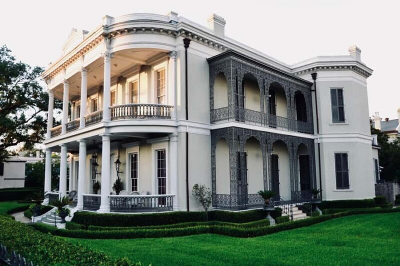 New Orleans: Garden District & Lafayette Cemetery gates Tour - A Walk Through the Garden District